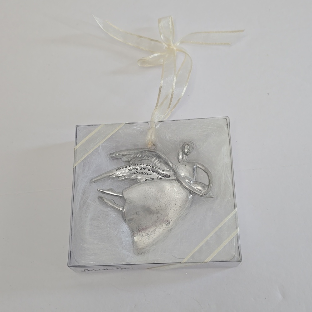 NIB SEASONS of CANNON FALLS Serenity Angel with Baby Willa Cather Ornament
